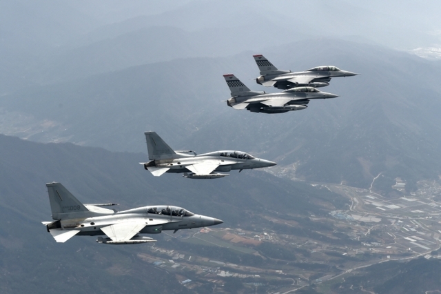 26일 중국 군용기 1대가 한국방공식별구역(KADIZ)을 진입해 KF-16 등 우리 공군 전투기 10여대가 긴급 출격했다. 공군 전투기 자료사진 (출처: 국방부) ⓒ천지일보 2018.11.26