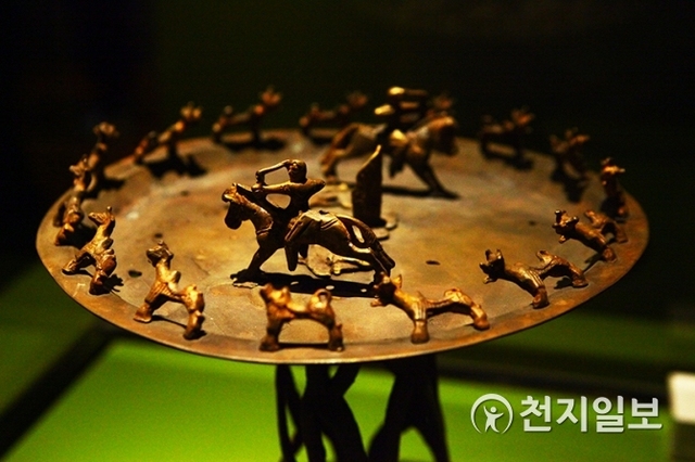 국립중앙박물관(관장 배기동)이 카자흐스탄국립박물관과 공동으로 마련한 ‘황금인간의 땅, 카자흐스탄’ 특별전에서 공개된 기마인 장식 원형 향로(복제품) ⓒ천지일보 2018.11.27