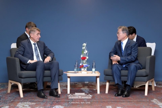 문재인 대통령과 안드레이 바비스 체코 총리가 28일 오후(현지시간) 체코 프라하 힐튼 호텔에서 열린 회담에서 대화하고 있다. (출처: 청와대)