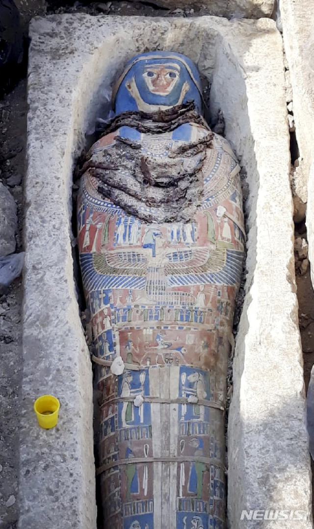 【카이로(이집트)=AP/뉴시스】28일(현지시간) 이집트 유물조사부는 촬영 날짜 미상의 고대 미라가 들어있는 도색된 관 사진을 공개했다. 이집트 정부는 고고학자들이 카이로 남쪽 약 40km 떨어진 다슈르의 아메넴헤트 2세 피라미드 지역에서 여덟 개의 석관을 발견했는데 이 안에 미라가 도색된 관에 들어있었다고 밝혔다.