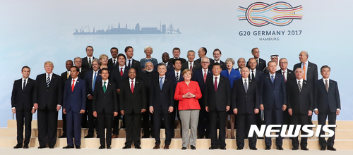 지난해 7월 독일 함부르크 주요20개국 (G20) 정상회의 열린 메세홀에서 메르켈 독일 총리 등 각국 정상들이 기념촬영을 하고 있다.  (출처: 뉴시스)