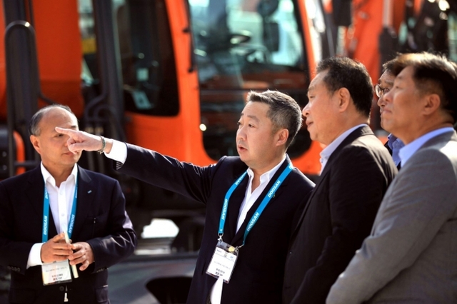 박정원 두산그룹 회장(왼쪽에서 두 번째)이 29일 중국 상하이에서 열리고 있는 국제건설기계전시회 ‘바우마 차이나’ 현장을 찾아 두산인프라코어의 최신 건설장비가 전시된 야외 전시장을 둘러보고 있다. (제공: 두산그룹)