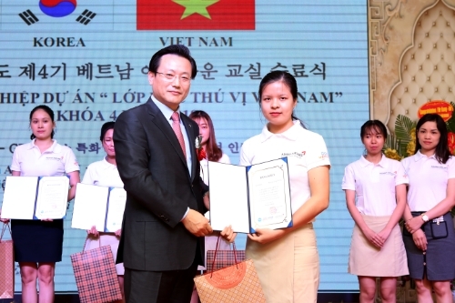 아시아나항공은 지난 28일 베트남 하노이 하이즈엉성(省) 야우꼬우 연회장에서 ‘2018 베트남-아름다운 교실’ 수료식을 가졌다고 29일 밝혔다.