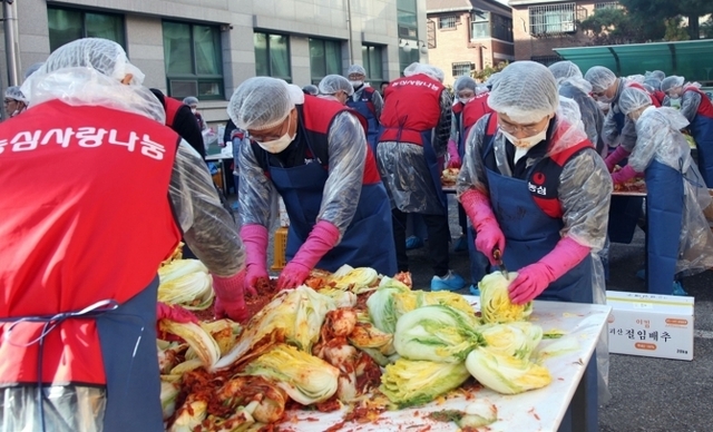 지난 17일 농심 임직원 40여명이 서울 대방동 동작노인종합복지관에서 ‘사랑의 김장’ 봉사활동을 하고 있다. (제공: 농심)