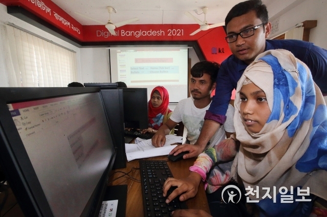 KT 직원들이 방글라데시 모헤시칼리섬 ‘IT스페이스’에서 주민들에게 정보기술(IT) 교육을 하고 있다. (제공: KT) ⓒ천지일보 2018.11.30