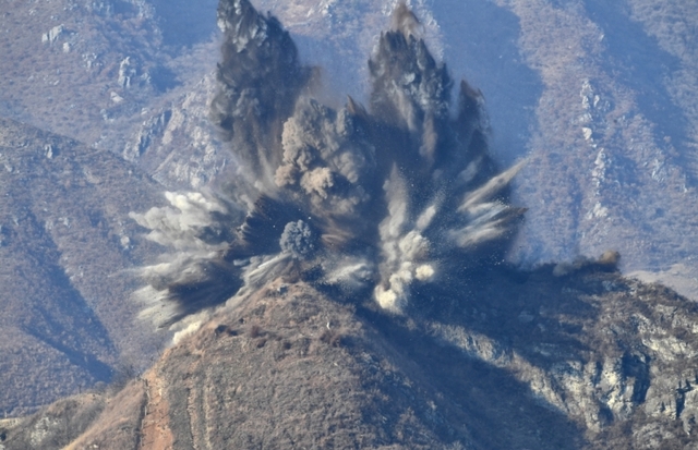 북한이 20일 오후 3시쯤 시범철수 대상 10개 비무장지대(DMZ) 감시초소(GP)를 폭파 방식으로 완전히 파괴했다고 국방부가 밝혔다. 사진은 중부전선 북한측 GP 폭파장면 (제공: 국방부) ⓒ천지일보 2018.11.20