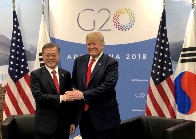 30일 오후 3시 30분(현지시간, 한국시간 새벽 3시 30분) G20(주요20개국) 정상회의가 열리고 있는 아르헨티나 부에노스아이레스에서 문재인 대통령과 도널드 트럼프 미국 대통령이 코스타 살게로 센터 내 양자회담장에서 비공개 단독회담을 갖기 전 기념촬영을 하고 있다. (출처: 사라 샌더스 미 백악관 대변인 트위터) 2018.12.1