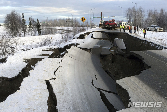 30일(현지시간) 미국 알래스카 앵커리지의 도로가 지진으로 인해 붕괴됐다. 이날 앵커리지 부근에서 규모 7.0의 강진이 발생해 도로와 철도가 폐쇄되고 건물에 균열이 발생했지만 아직까지 인명피해는 보고되지 않았다. (출처: 뉴시스)