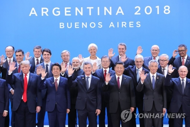 문재인 대통령(두 번째줄 오른쪽에서 세 번째)이 30일 오후(현지시간) 아르헨티나 부에노스아이레스 코스타 살게로 센터에서 열린 2018 G20 정상회의 개막식에서 각국 정상들과 기념 촬영을 하고 있다. (출처: 연합뉴스)