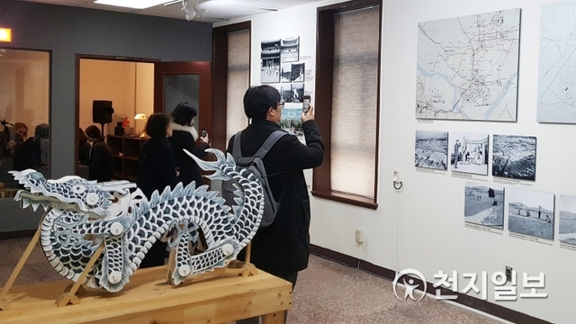 새로 개장한 서울 용산구 용산공원 갤러리에서 방문객들이 내부를 둘러보고 있다. ⓒ천지일보 2018.12.1