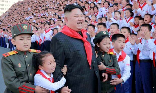 김정은 북한 국무위원장과 북한 어린이들. (출처: 로이터 통신)