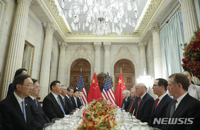 도널드 트럼프 미국 대통령(오른쪽 착석자 중 세번째)과 시진핑 국가주석(왼쪽 착석자 중 세번째)이 1일(현지시간) 아르헨티나 부에노스아이레스에서 업무 만찬을 시작하고 있다. (출처: 뉴시스)