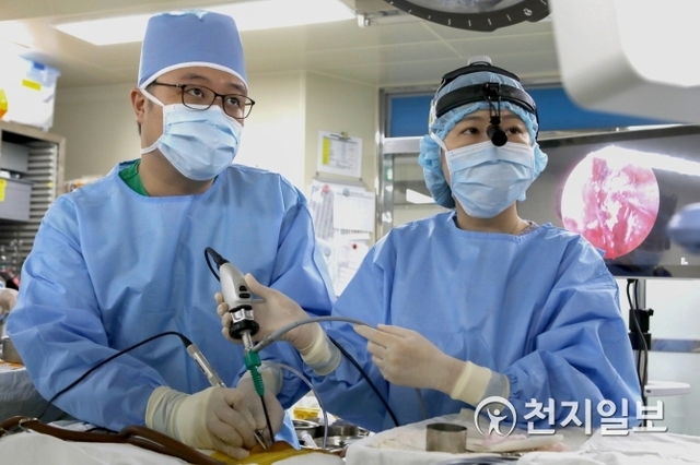 신경외과 오혁진 교수(좌측)가 뇌내시경수술로 뇌하수체종양을 제거하고 있는 모습. (제공: 순천향대 천안병원) ⓒ천지일보 2018.12.3
