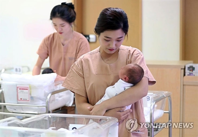서울 중구 제일병원 신생아실에서 간호사들이 신생아를 돌보고 있다. (출처: 연합뉴스)