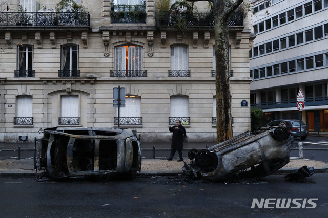 프랑스 파리 개선문 앞의 고급 상점가에서 방화로 불탄 차량들. 2일의 대규모 시위가 폭력시위로 변하면서 일부 시위대가 차량을 불태우고 상점 유리창들을 깨고 상품을 약탈하기도 했다. (출처: 뉴시스)