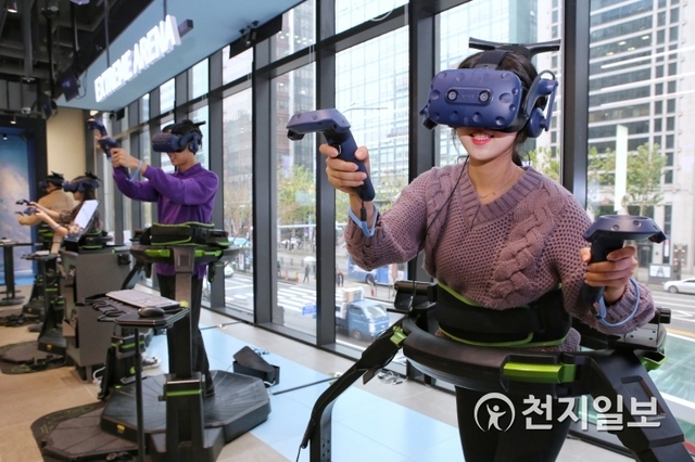 4일 서울 강남역 인근 ‘VR 스테이션 강남점’에서 모델들이 VR 익스트림 아레나 스페셜포스를 즐기고 있다. 현대백화점그룹 계열 IT전문기업인 현대IT&E는 이날 3960㎡(1200평) 규모의 ‘VR 스테이션’ 강남점을 열었다. VR스테이션에는 일본 유명 엔터테인먼트 기업 ㈜반다이남코어뮤즈먼트와 국내 유명 VR 게임 콘텐츠를 비롯해 영화·미디어아트·웹툰 등 다양한 VR 문화 콘텐츠를 운영한다. (제공: 현대백화점그룹) ⓒ천지일보 2018.12.4