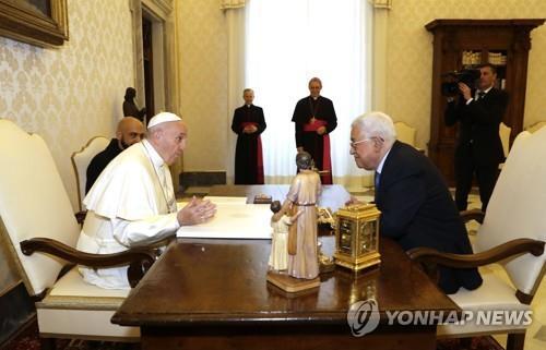프란치스코 교황(왼쪽)과 아바스 팔레스타인자치정부(PA) 수반. (출처: 연합뉴스)