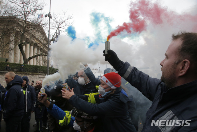 지난 2일 프랑스 파리에서 사설 앰뷸런스 운전사들이 노란 조끼 시위에 참가해 구호를 외치고 있다. 이들은 십수대의 앰뷸런스를 몰고 콩코르드 광장과 국회 인근 도로를 점거한 채 처우 개선과 의료 개혁을 요구하며 시위를 벌였다. (출처: 뉴시스)