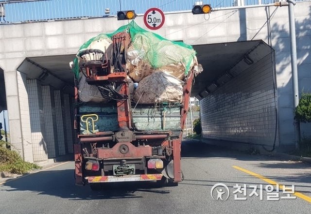 불법 구조변경해 과적한 차량. (제공: 부산경찰청) ⓒ천지일보 2018.12.5