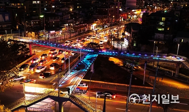 ‘자하담’ 프로젝트로 변신한 신영삼거리 육교 야간 모습 (제공: 서울시)