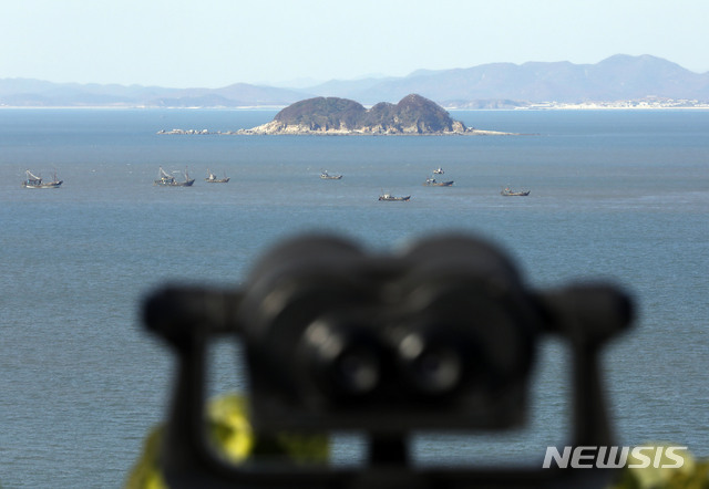 지난 10월 31일 인천 옹진군 연평도 북방한계선 인근에서 중국 어선들이 조업하고 있다.남북은 '9·19 군사합의서'에 따라 오는 1일부터 해안포 포문을 폐쇄해야 하며 황해도 내륙지역의 모든 포에 대해서도 서해 해상 적대행위 금지구역으로 사격이 금지된다. (출처: 뉴시스) 2018.10.31