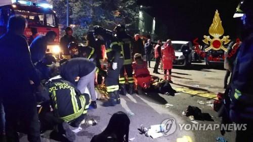 8일(현지시간) 압사사고 현장 주변에서 구호대원들이 응급 처치를 하는 모습. (출처: 연합뉴스)