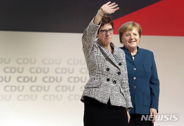 독일 기민당(CDU) 새 당대표로 7일(현지시간) '미니 메르켈' 아네그레트 크람프-카렌바워 기민당 사무총장이 선출됐다. 사진은 카렌바워(왼쪽)가 전당대회에서 손을 흔드는 모습. (출처: 뉴시스)