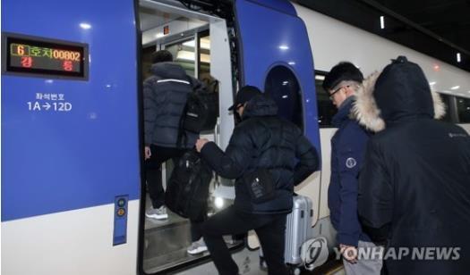 (강릉=연합뉴스) 10일 오전 5시 30분 강릉역에서 승객들이 서울행 KTX 열차에 오르고 있다.