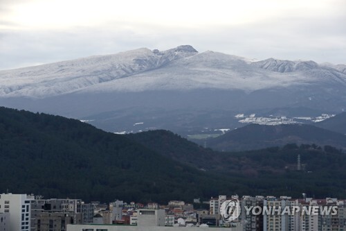 (제주=연합뉴스) 10일 오전 제주시 연동에서 바라본 한라산 고지대에 눈이 쌓여 있다.