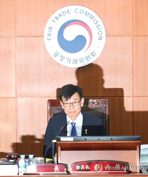 전원회의 주재하는 김상조 위원장. (출처: 연합뉴스)