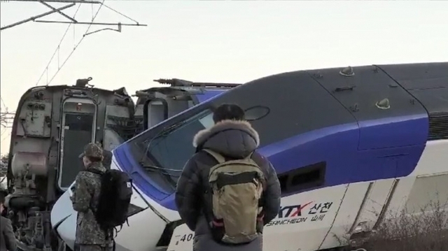 8일 오전 7시 35분께 강원 강릉시 운산동에서 서울행 KTX 열차가 탈선했다. 열차 10량 중 앞 4량이 선로를 벗어났으며 열차에는 모두 198명이 타고 있었던 것으로 전해졌다. (출처: 연합뉴스)