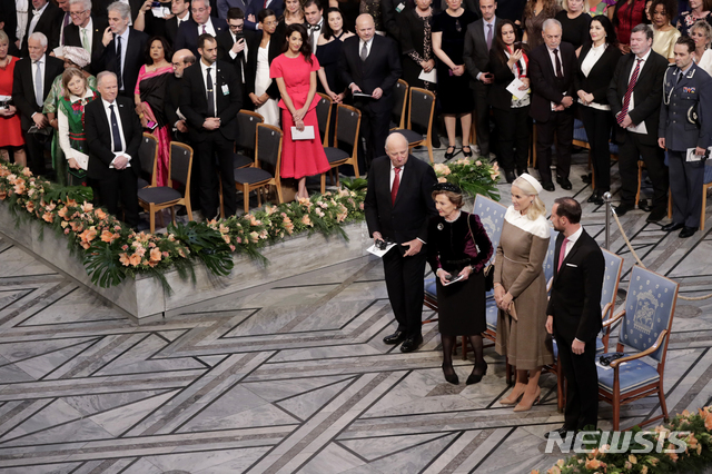 10일(현지시간) 노르웨이 오슬로 시청사에서 노벨 평화상 시상식이 열려 하랄드 5세(왼쪽부터) 노르웨이 국왕과 소냐 왕비가 메테 마릿 왕세자비, 호콘 왕세자와 함께 행사에 참석하고 있다. (출처: 뉴시스)