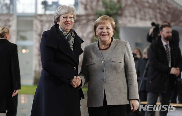 11일(현지시간) 독일을 방문한 테리사 메이(왼쪽) 영국 총리가 베를린 총리 관저에서 앙겔라 메르켈 독일 총리를 만나 악수하고 있다. 메이 총리는 브렉시트 합의안에 대한 의회 표결을 연기한 후 유럽으로 떠나 각 EU 정상들에 협조를 요청하고 있다. (출처: 뉴시스)