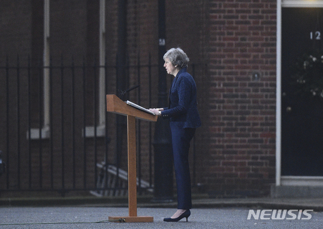 테리사 메이 영국 총리가 12일(현지시간) 런던 총리관저 앞에서 자신에 대한 의회 불신임 투표 실시 결정에 대한 입장을 밝히고 있다. (출처: 뉴시스)