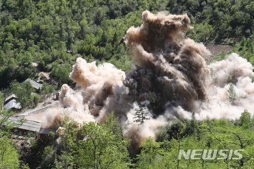 5월 24일 북한 핵무기연구소 관계자들이 함경북도 길주군 풍계리 핵실험장 폐쇄를 위한 폭파작업을 했다. (출처: 뉴시스)