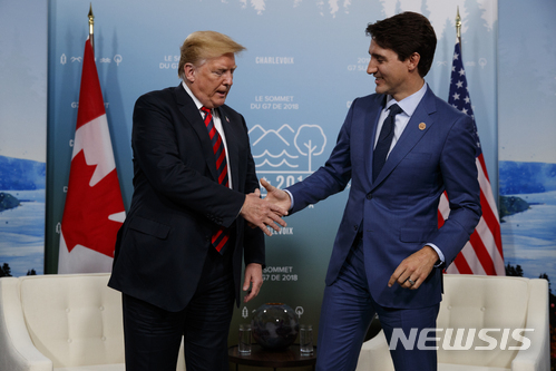 쥐스탱 트뤼도 캐나다 총리가 지난 6월 캐나다 퀘벡주 라말베에서 열린 주요 7개국(G7) 정상회담에서 도널드 트럼프 미 대통령과 회담을 갖기 전 악수를 하고 있다. (출처: 뉴시스)