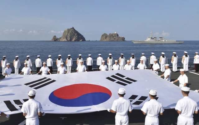 우리나라 군이 13일부터 이틀간 독도 인근 해역에서 함정과 항공기를 동원한 독도 방어훈련을 실시하는 것에 대해 일본 정부가 독도 영유권에 대한 억지 주장을 펼치며 “매우 유감”이라고 항의했다. 사진은 지난 2015년 8월 15일 광복절 기념 해군 훈련 모습 자료사진 (출처: 국방부) ⓒ천지일보 2018.12.13