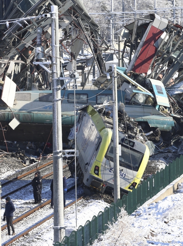 【앙카라=AP/뉴시스】 터키 수도의 고속철 사고 현장에서 13일 구조대원들이 작업하고 있다. 이날 고속철 한 대가 기차역 철로 엔진시설을 들이받은 뒤 탈선해 인근 육교를 덮쳐 9명이 사망했다.