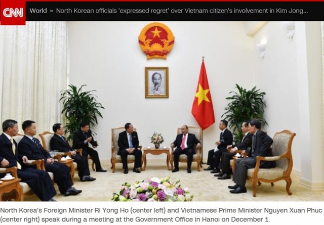 리용호 북한 외무상(왼쪽)은 1일 응우옌 쑤언 푹 베트남 총리와 면담하고 양국 간 우호증진 반응을 논의했다. 리 외무상은 4일간의 일정으로 베트남을 방문했다. (출처: CNN) 2018.12.14