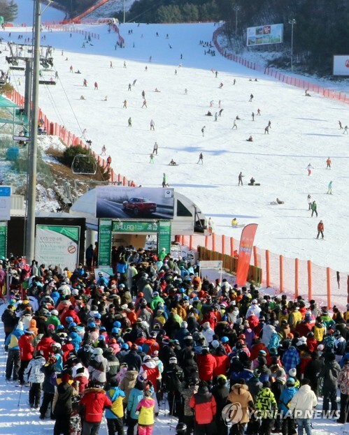 (홍천=연합뉴스) 주말을 맞은 15일 강원 홍천군 비발디파크 스키장에 많은 스키어와 찾아 스키와 스노보드를 타며 즐거운 하루를 보내고 있다.