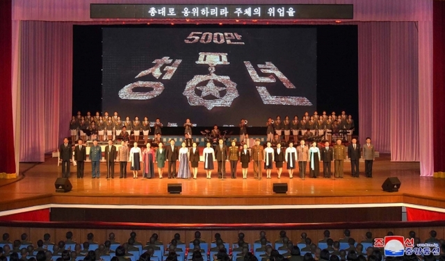 북한 김정일 국방위원장의 서거 7주기를 맞아 청년학생들의 회고 무대 ‘장군님 그리는 마음’이 14일 청년중앙회관에서 진행됐다고 조선중앙통신이 15일 보도했다.