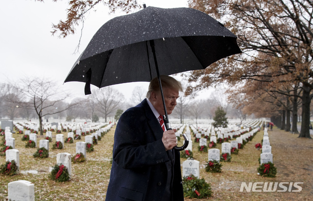 15일(현지시간) 버지니아주 알링턴 국립묘지를 깜짝 방문한 도널드 트럼프 미국 대통령. (출처: 뉴시스)
