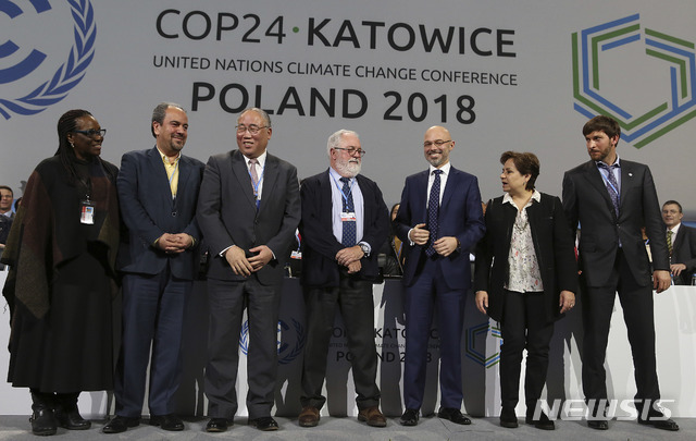 제24차 유엔기후변화협약 당사국 총회(COP24)가 폴란드 카토비체에서 2주간 열린 가운데 15일(현지시간) 참여국 대표단이 나와 합의문 채택을 축하하고 있다. (출처: 뉴시스)