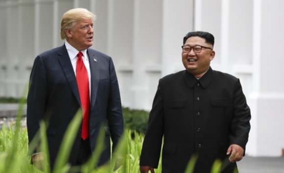 지난 6월 12일 싱가포르 센토사섬에서 북미정상회담을 갖고 미국 도널드 트럼프 대통령과 북한 김정은 국무위원장이 대화를 하며 산책을 하고 있는 모습 (출처: 뉴시스) 2018.06.12