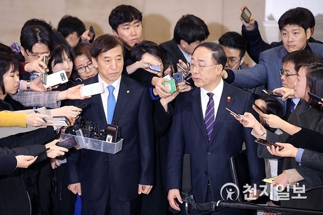 [천지일보=남승우 기자] 홍남기 경제부총리 겸 기획재정부 장관(오른쪽)과 이주열 한국은행 총재가 19일 서울 중구 한국은행에서 오찬회동을 마친 뒤 취재진의 질문을 받고 있다. ⓒ천지일보 2018.12.19