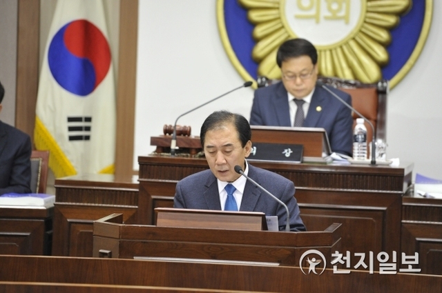 박윤국시장이  19일 포천시의회에서 2019년도 본예산을 의결하고 있다. (제공: 포천시) ⓒ천지일보 2018.12.20
