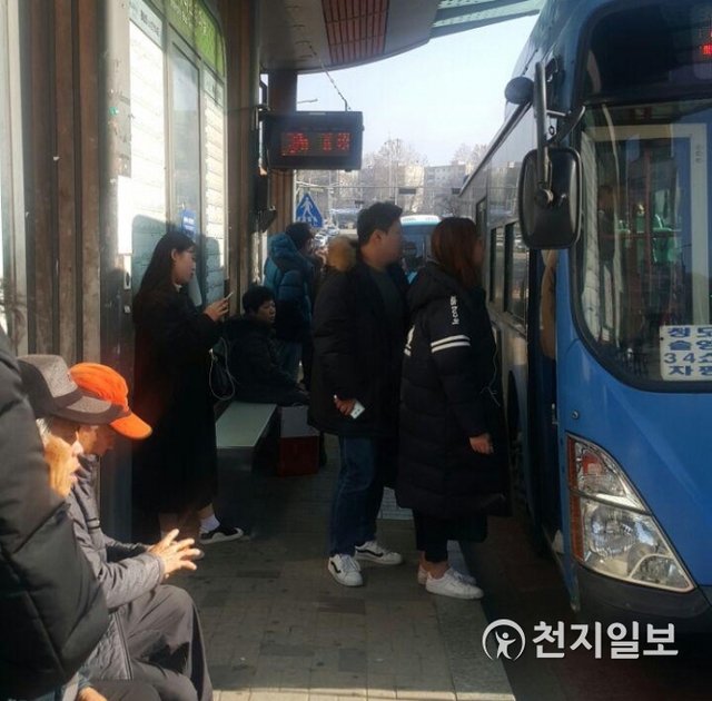 [천지일보=이현보 기자] 시외버스 터미널 앞 시내버스 승강장에서 시민들이 시내버스를 이용하기 위해 승차하고 있다. ⓒ천지일보DB