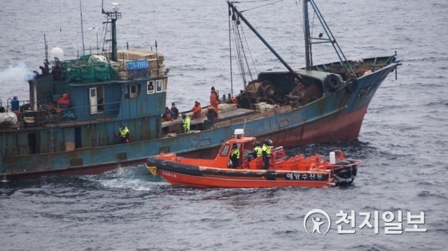 해양수산부 서해어업관리단(단장 김옥식)이 국가 간 어업협정 규칙을 위반한 중국어선을 나포한 가운데 해양수산부 서해어업관리단이 조사를 위해 요장어 150105호에 승선하고 있다. (제공: 해양수산부 서해어업관리단) ⓒ천지일보 2018.12.23