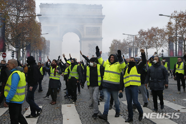 프랑스 전역에서 지난달 24일(현지시간) 또다시 유류세 인상 반대하는 ‘노란조끼’ 시위가 열린 가운데 경찰이 강경 대응했다. 이날 파리 중심부인 샹젤리제 거리에서 노란 조끼를 입은 시위대가 시위를 벌이고 있다. (출처: 뉴시스)