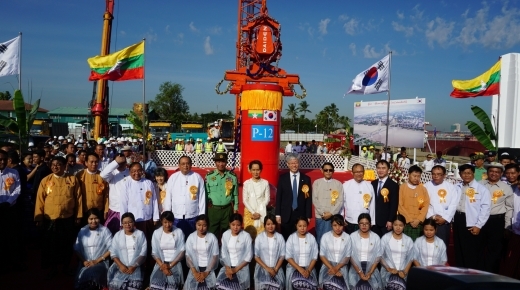 24일 미얀마 현지에서 열린 한-미얀마 우정의 다리 착공식 행사에 참석한 아웅산 수찌 미얀마 국가고문(뒷줄 가운데), 김현철 청와대 경제보좌관(수찌 고문 오른쪽) 등 양국 관계자들이 기념촬영하고 있다. (제공: GS건설)